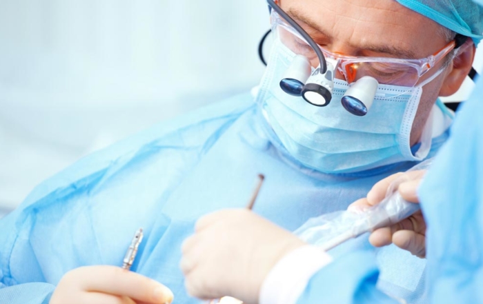 Hammaslääkäri hoitaa potilaan hammasta. Puuttuva hammas voidaan korvata kivuttomasti.